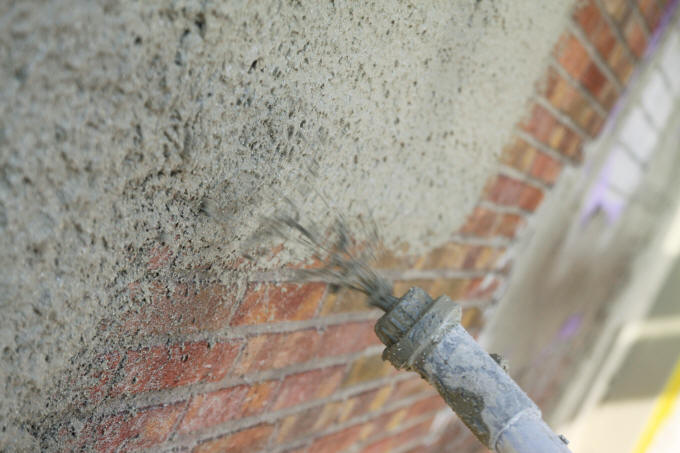 Close-up spuitwerk op baksteen